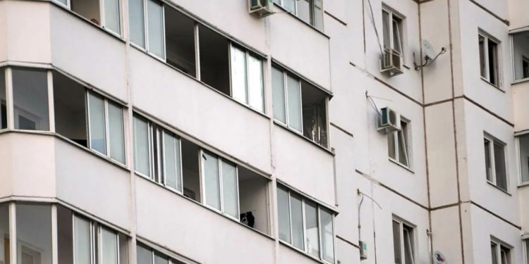 В Дурлештах мужчина выбросился из окна на девятом этаже