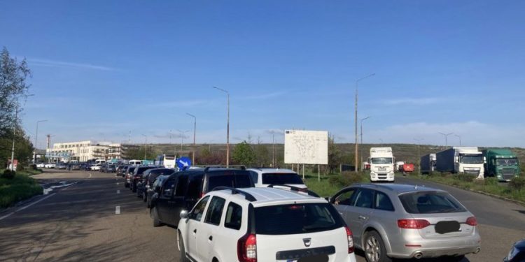 Работают в усиленном режиме: на КПП “Леушены – Албица” образовались очереди на выезде из Молдовы