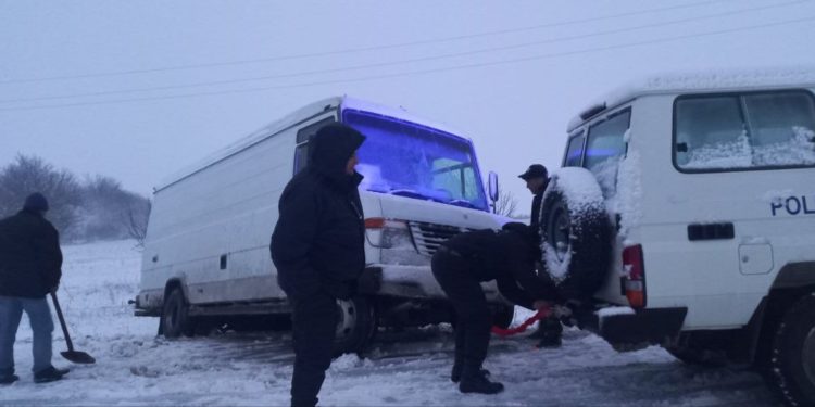 Снегопад на севере Молдовы: Пограничники помогали водителям застрявшим на дороге