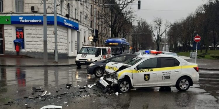 Обе машины ехали на вызов: Что известно о ДТП с участием автомобилей скорой помощи и полиции в столице | VIDEO