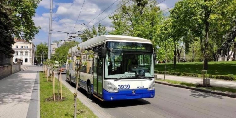 Бесплатный транспорт на Радоницу: когда ограничат въезд частных автомобилей на кладбища