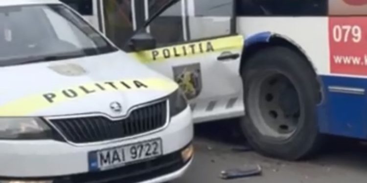 «Не убедился в безопасности действий». Подробности аварии с участием троллейбуса, в которой пострадал полицейский | VIDEO