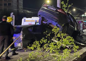 Серьезное ДТП в столице: Одно авто оказалось на крыше другого
