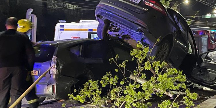 Серьезное ДТП в столице: Одно авто оказалось на крыше другого