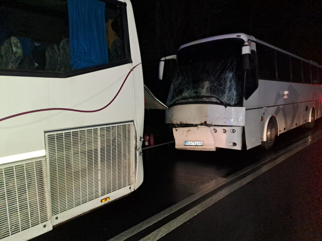 Accident între două autocare în care se aflau 84 de copii, în județul Sibiu. 33 de minori şi un adult au fost transportați la spital | FOTO