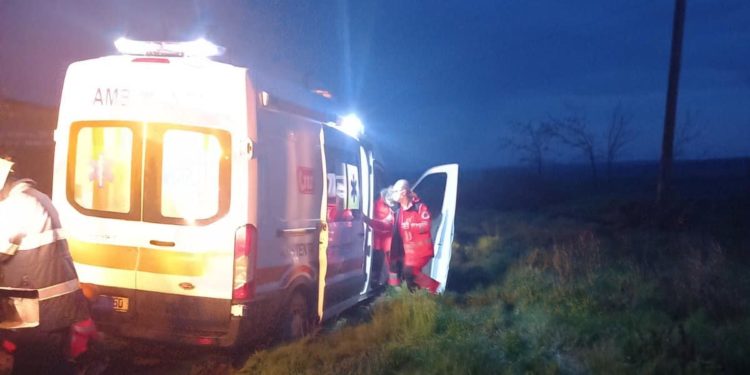 Машина скорой помощи, перевозившая несовершеннолетнего пациента, застряла в грязи: потребовалась помощь спасателей | VIDEO