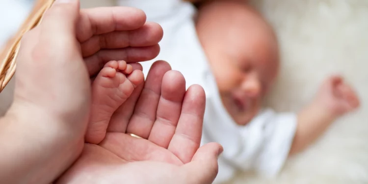 В Атаках роженица не успела доехать до больницы. Врачи помогли ей родить дома