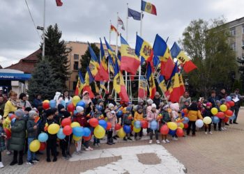 Ziua Drapelului de Stat, sărbătorită la Orhei. Conducerea orașului și raionului a distribuit sute de stegulețe celor prezenți la eveniment