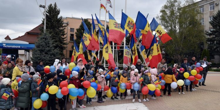 Ziua Drapelului de Stat, sărbătorită la Orhei. Conducerea orașului și raionului a distribuit sute de stegulețe celor prezenți la eveniment