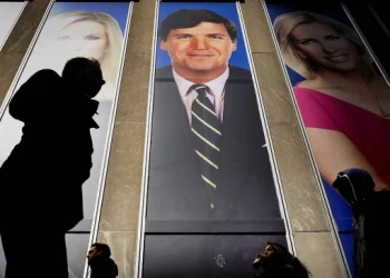 Fox News объявил об уходе критиковавшего администрацию Байдена ведущего