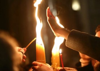 Focul Haric s-a aprins la Ierusalim. Când va ajunge în Moldova MIHAELA CONOVALI