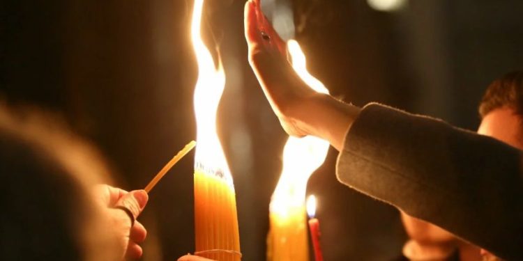 Focul Haric s-a aprins la Ierusalim. Când va ajunge în Moldova MIHAELA CONOVALI