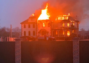 Un individ a dat foc unei biserici din regiunea Cernăuți, Ucraina. Suspectul a fost reținut | VIDEO