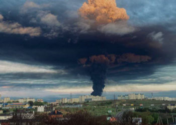 В Севастополе загорелась нефтебаза. Власти считают, что пожар начался из-за атаки беспилотника