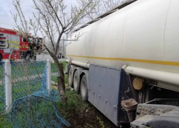 „Șoferul a rămas blocat între fiarele vehiculului”. Detalii de la accidentul din România, cu implicarea unei autocisterne înmatriculate în R. Moldova | VIDEO