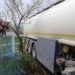 „Șoferul a rămas blocat între fiarele vehiculului”. Detalii de la accidentul din România, cu implicarea unei autocisterne înmatriculate în R. Moldova | VIDEO