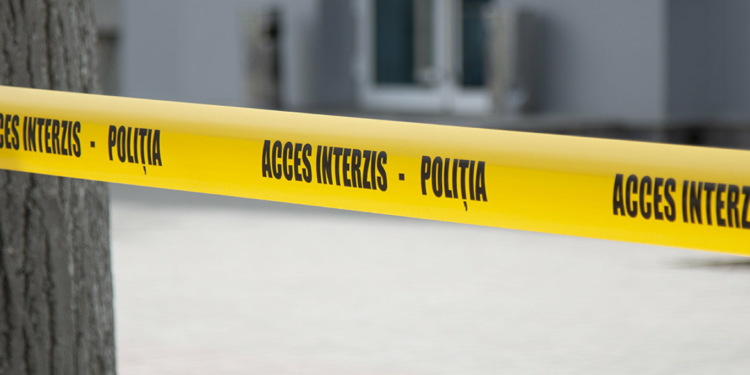 Caz cutremurător la Soroca: Un bărbat de 60 de ani, transportat la spital, după ce un vecin l-a stropit cu un lichid și i-a dat foc