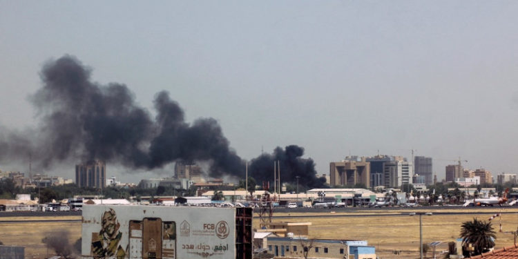 Bombardamente în capitala Sudanului. Forțele paramilitare susțin că au reușit o contralovitură de stat