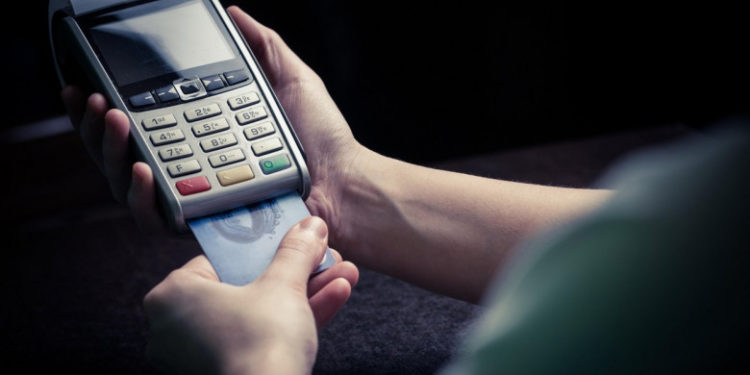 O bandă formată din români și italieni a furat 300.000 de euro de la turiștii din Roma. Cum reușeau să le cloneze cardurile