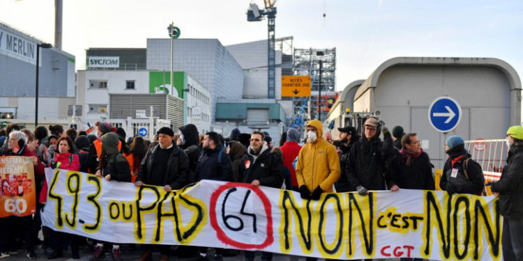 Noi proteste în Franța. Manifestanții s-au ciocnit cu forțele de ordine în ajunul unei decizii cruciale privind reforma pensiilor