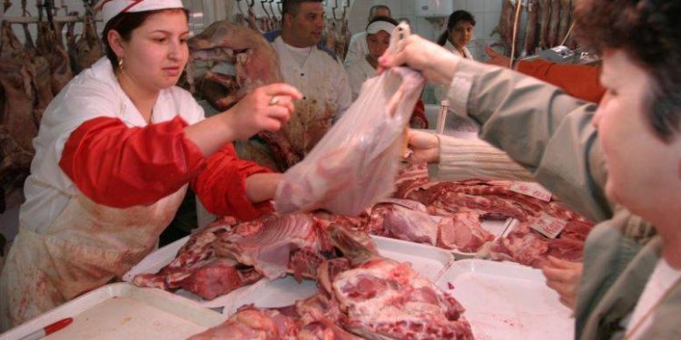 Carnea de miel, la mare căutare în ajun de Paști. Dezvăluirile unui producător de ovine și prețul la care poate fi cumpărată carnea tradițională | VIDEO