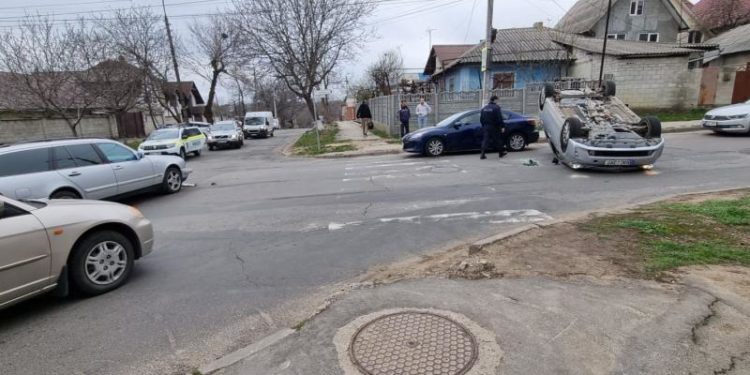 Ghinion pentru un șofer: S-a răsturnat cu mașina, într-o intersecție din capitală | FOTO/VIDEO