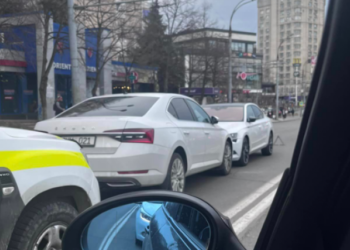 Un BMW, surprins pe contrasens. Internauții: Șoferului i s-a făcut rău, au spart geamul din spate ca să-l scoată