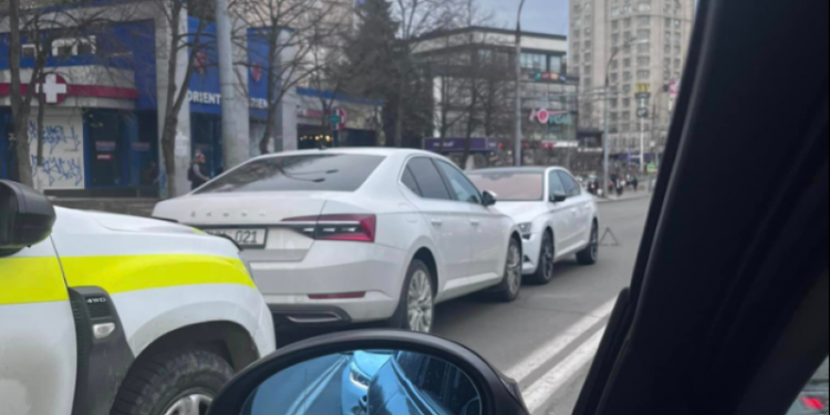 Un BMW, surprins pe contrasens. Internauții: Șoferului i s-a făcut rău, au spart geamul din spate ca să-l scoată