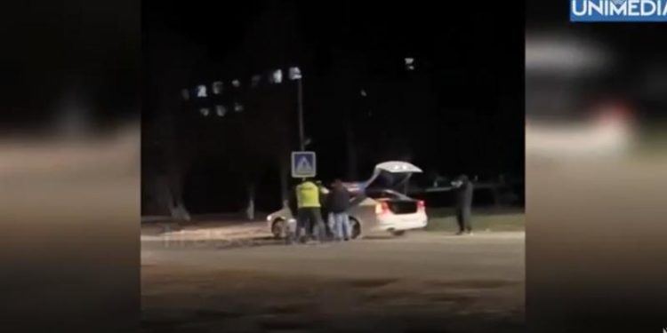 „Ia ce „shodkă”!” Altercații nocturne la Ungheni: Un șofer supărat și amicul său au sărit cu pumnii la polițiști. Oamenii legii, nevoiți să folosească gaze lacrimogene