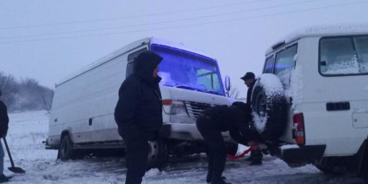 Nămeți ca în plină iarnă, la nord: Polițiștii de frontieră au intervenit pentru a scoate mașinile blocate în zăpadă | FOTO