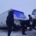 Nămeți ca în plină iarnă, la nord: Polițiștii de frontieră au intervenit pentru a scoate mașinile blocate în zăpadă | FOTO