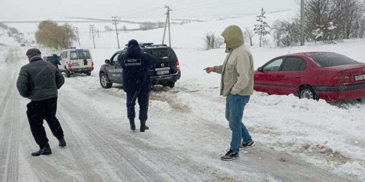 Vremea de afară le dă bătăi de cap șoferilor: Se circulă cu dificultate spre și dinspre România