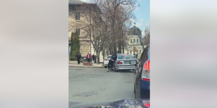 Bătaie în trafic între un șofer de BMW și un pieton, chiar în fața Catedralei din Chișinău | VIDEO