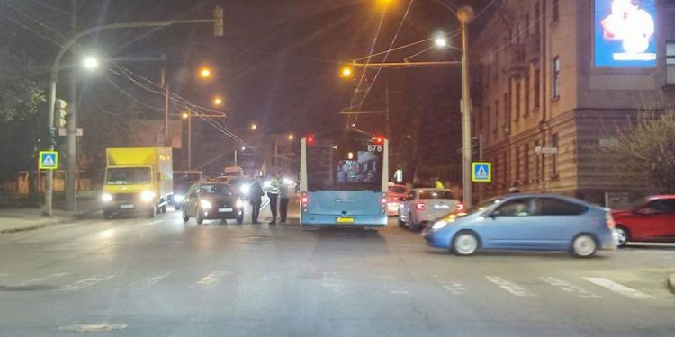 O maşină și un autobuz cu pasageri s-au tamponat la o intersecție din capitală. Șoferița a avut nevoie de îngrijiri medicale | FOTO