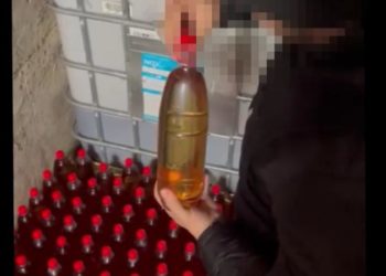 Şi-a transformat curtea într-o vinărie clandestină: 12 tone de alcool, găsite de polițiști într-o gospodărie din Orhei