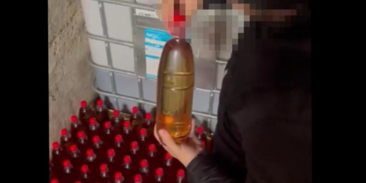 Şi-a transformat curtea într-o vinărie clandestină: 12 tone de alcool, găsite de polițiști într-o gospodărie din Orhei