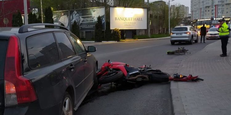 Două mașini și o motocicletă s-au lovit violent într-o intersecție: Bărbatul de la ghidon, spitalizat | FOTO