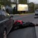 Două mașini și o motocicletă s-au lovit violent într-o intersecție: Bărbatul de la ghidon, spitalizat | FOTO