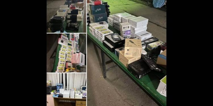 A încărcat mașina cu telefoane și dispozitive IT și s-a ponit acasă. Un bărbat, oprit cu „bunuri personale”, la intrarea în țară