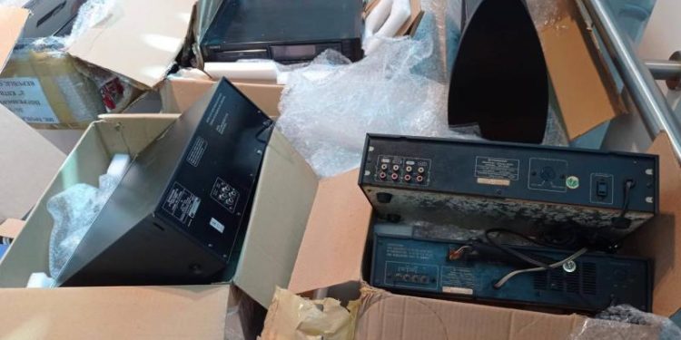 O femeie a rămas fără aparataj muzical profesional la aeroport: Ar fi uitat să-l declare