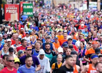 Un maratonist care a terminat în 3 ore un traseu de 42 de kilometri a murit „din senin”, în drum spre casă