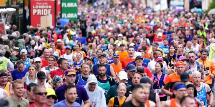 Un maratonist care a terminat în 3 ore un traseu de 42 de kilometri a murit „din senin”, în drum spre casă