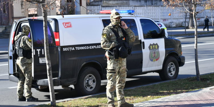 O tânără a ajuns pe mâna poliției, după ce a lansat cinci alerte false cu bombă, vizând Judecătoria Chișinău