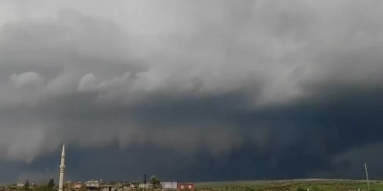 O tornadă puternică a lovit zonele din Turcia afectate anterior de cutremur. O persoană a murit, iar peste 40 au fost rănite | VIDEO