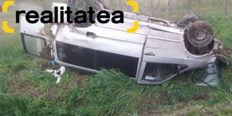 Un automobil s-a răsturnat într-un șanț, lângă Cojușna. Șoferița și trei copii au fost spitalizați