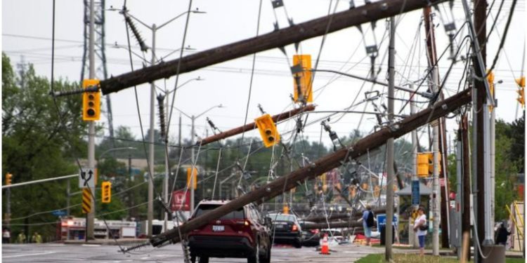Dezastru în Canada. Peste un milion de persoane au rămas fără curent din cauza unei furtuni care a avariat liniile electrice | VIDEO
