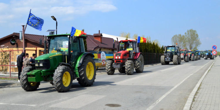 În România mii de fermieri români au ieșit cu tractoarele pe străzi. Protest față de preţurile de dumping ale cerealelor ucrainene și față de politicile europene. Reacția ministrului Agriculturii | VIDEO
