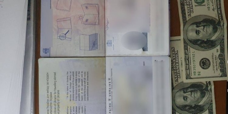 Ar fi încercat să mituiască un polițist de frontieră. O tânără din Ucraina, plasată în izolatorul CNA