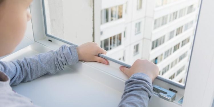 Un copil de 4 ani a căzut peste geam, alți doi au fost salvați în ultima clipă. Detaliile incidentelor | VIDEO