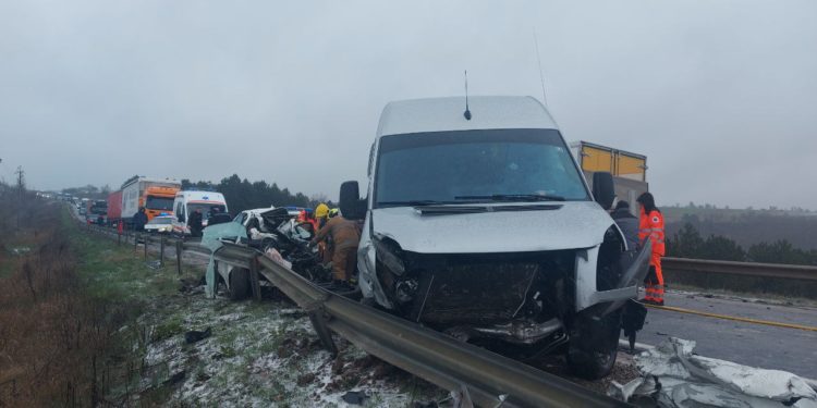 Accident cu trei vehicule, inclusiv un camion, la Nisporeni. Un bărbat de 27 de ani a murit